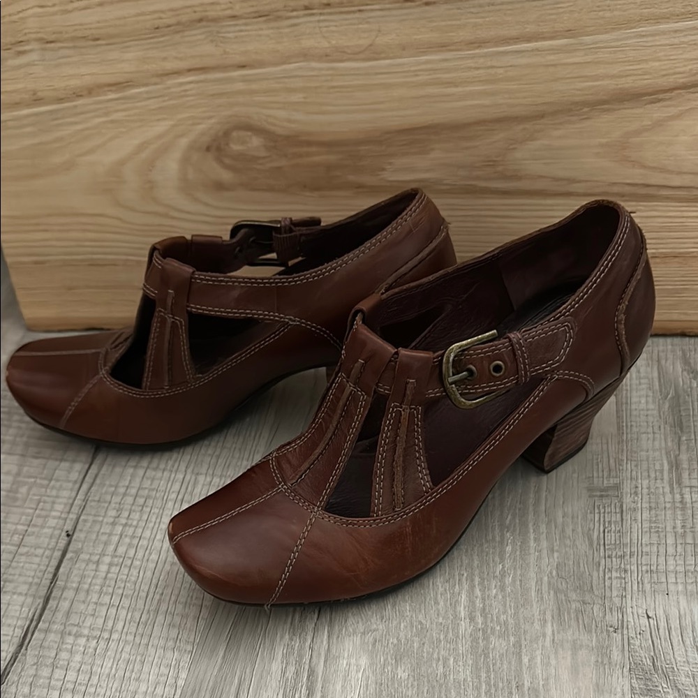 Clarks- Brown Leather T-Strap Low Block Heel Pumps